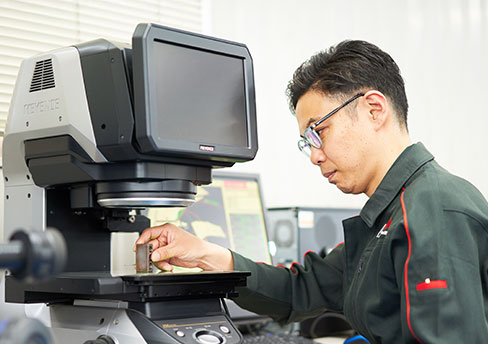 寸法検査は画像寸法測定器を使用することで、複数個所を一度に測定できます。